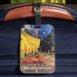 Etiqueta De Bagagem Café Terrace à noite por Vincent van Gogh<br><div class="desc">Café Terrace, no Place du Forum, de Vincent van Gogh, é uma pintura de paisagens arquitetônicas de apos impressionismo de arte. Uma vista exterior de um restaurante com mesas, cadeiras, garçons e jantar em pessoas. Uma bela noite com estrelas no céu em Arles, França. Sobre o artista: Vincent Willem van...</div>
