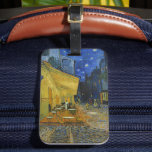 Etiqueta De Bagagem Cafe Terrace à Noite | Vincent van Gogh<br><div class="desc">Cafe Terrace na Night (1888), de Vincent van Gogh, é uma representação luminosa e icônica de um confortável café ao ar livre em Arles, França, sob um céu estrelado à noite. O brilho amarelo vibrante do café contrasta lindamente com o azul profundo da noite, criando um ambiente quente e convidativo....</div>