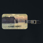 Etiqueta De Bagagem Cliff Etretat, Sunset de Claude Monet<br><div class="desc">O Cliff, Etretat, Sunset (1883), de Claude Monet, é uma pintura náutica impressionista de arte. O sol está baixo no céu sobre o oceano. Uma paisagem marítima com um terreno rochoso perto da costa em Etretat, França. Sobre o artista: Claude Monet (1840-1926) foi o fundador do movimento de pintura impressionista...</div>