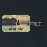 Etiqueta De Bagagem Cliff Etretat, Sunset de Claude Monet<br><div class="desc">O Cliff, Etretat, Sunset (1883), de Claude Monet, é uma pintura náutica impressionista de arte. O sol está baixo no céu sobre o oceano. Uma paisagem marítima com um terreno rochoso perto da costa em Etretat, França. Sobre o artista: Claude Monet (1840-1926) foi o fundador do movimento de pintura impressionista...</div>