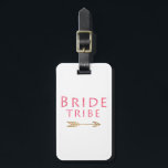 Etiqueta De Bagagem design de seta dourada cor-de-rosa giro<br><div class="desc">Moderna "tribo da noiva" e design de flecha dourada. Você pode usar a personagem do produto para escolher a cor de fundo.</div>