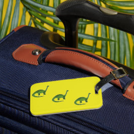 Etiqueta De Bagagem Dinossauros verdes em padrão amarelo