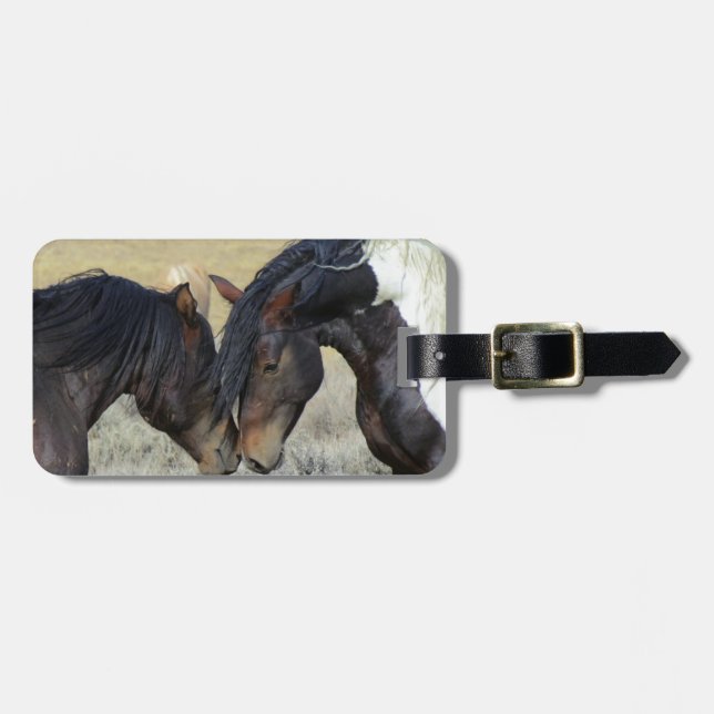 Etiqueta De Bagagem Dois Cavalos Selvagens Marrons Nuzzling (Frente Horizontal)