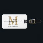 Etiqueta De Bagagem Elegante Estilo Inicial de Monograma de Ouro Branc<br><div class="desc">Marca de bagagem personalizada elegante moderna feminina em branco e dourado com nome inicial monograma em letra manuscrita. Este design apresenta um primeiro nome em uma linda fonte manuscrita com rabiscos (ou tipografia) com monograma inicial, nome completo, informações de endereço em dourado e preto sobre fundo branco. São fáceis de...</div>