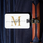 Etiqueta De Bagagem Elegante Estilo Inicial de Monograma de Ouro Branc<br><div class="desc">Marca de mala personalizada elegante moderna feminina em branco e dourado com nome inicial monograma em letra manuscrita. Este design apresenta um primeiro nome em uma fonte de caligrafia com rabiscos manuscrita bonita (ou tipografia) com monograma inicial, informações de endereço em dourado e preto sobre fundo branco. São fáceis de...</div>