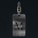 Etiqueta De Bagagem Elegante Metal Preto Dourado Monograma Inicial Scr<br><div class="desc">Marca de bagagem personalizada em metal preto com nome inicial monograma elegante moderno feminino. Este design apresenta um primeiro nome em uma linda fonte manuscrita com rabiscos (ou tipografia) com monograma inicial, informações de endereço em um fundo de folha metálica preta falsa. São fáceis de personalizar. Presente feminino elegante para...</div>