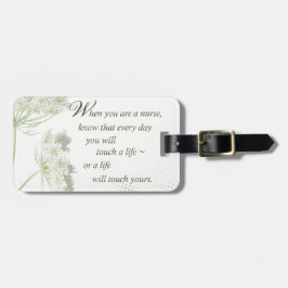 Etiqueta De Bagagem Enfermeira toca vida com flores selvagens