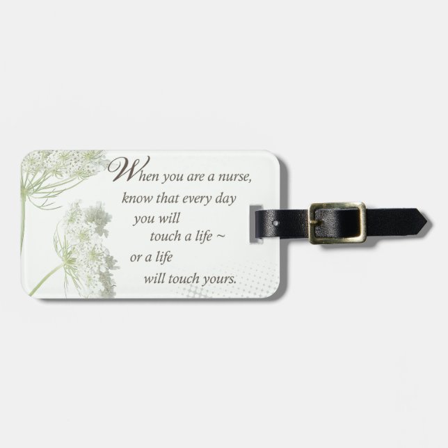 Etiqueta De Bagagem Enfermeira toca vida com flores selvagens (Frente Horizontal)