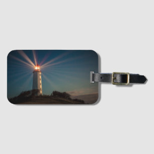 Etiqueta De Bagagem Farol em um monte que brilha na noite