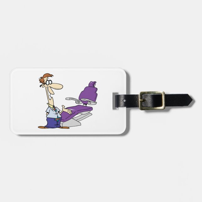 Etiqueta De Bagagem Funny Male Dentist and Purple Dental Chair (Frente Horizontal)