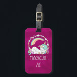Etiqueta De Bagagem Funny Unicorn dizendo magia AF<br><div class="desc">Uma etiqueta de bagagem com um design humorístico. Uma pipoca dormindo com rico e rabo. Deocrata com um trio de estrelas. Um arco-íris arcado por cima. Uma coroa circular composta por nuvens, corações e flores para um talho feminino adicional. A tipografia diz Magical AF. Humor e fofo. O fundo é...</div>
