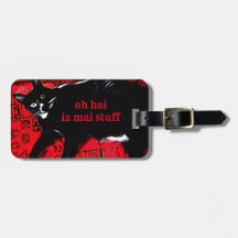 Gatinho Tuxedo sobre Red Rug