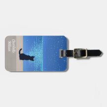 Gato negro debaixo da lua de cheio estrelado noite