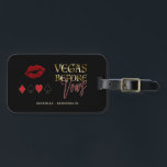 Etiqueta De Bagagem Glam Vegas Antes das Votos Cassino Despedida de So<br><div class="desc">Fim de Semana de Despedida de Solteira Vegas Antes das Votos! Este design apresenta tipografia "Vegas Antes das Votos" com sobreposição de gradiente dourado e efeito de texto neon; na parte de trás, naipe de cartas de baralho. Use a ferramenta Personalizar para adicionar suas informações. Para mais, visite minha Coleção...</div>