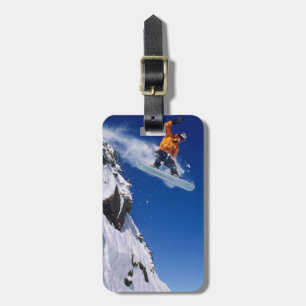 Etiqueta De Bagagem Homem em uma prancha de neve saltando de uma corni