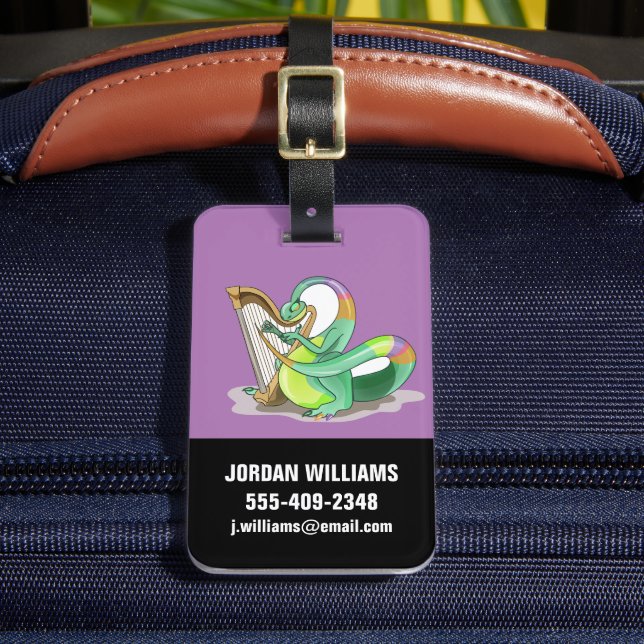 Etiqueta De Bagagem Ilustração De Um Plateossauro Jogando A Harpa. (Frente Insitu 2)