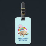 Etiqueta De Bagagem Ilustração Funny Ativada no Modo Lúteo<br><div class="desc">Etiqueta de bagagem personalizada com uma ilustração com uma preguiça castanha engraçada e feliz pairando em um galho de árvore. Um arco-íris colorido atrás dele junto com um sol rosa pairando sobre a cabeça. Bonita, adorável e moda. Um pouco de humor com o texto dizendo: Modo Leve Ativado. Pode ser...</div>