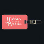 Etiqueta De Bagagem Mãe de Bride Retro Script Branco em Pêssego<br><div class="desc">É uma maneira bonita de a mãe da noiva dar a conhecer a notícia ao mundo. Perfeito para festas de solteira e outros eventos de casamento.</div>