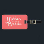 Etiqueta De Bagagem Mãe de Bride Retro Script Branco em Pêssego<br><div class="desc">É uma maneira bonita de a mãe da noiva dar a conhecer a notícia ao mundo. Perfeito para festas de solteira e outros eventos de casamento.</div>