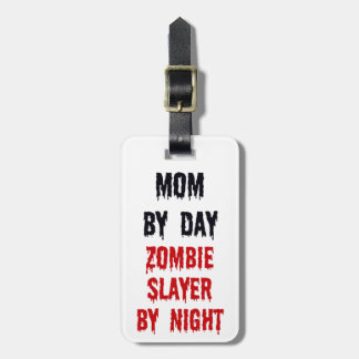 Etiqueta De Bagagem Mãe por Dia Zombie Slayer by Night