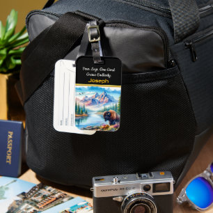 Etiqueta De Bagagem Maiestoso Buffalo perto de um rio Serene Montanha