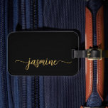 Etiqueta De Bagagem Mínimo Simples Feminino Preto Dourado Roteiro de C<br><div class="desc">Marca de mala personalizada simples minimalista feminino lindo preto e dourado com monograma nome assinatura script. Este design apresenta seu primeiro nome em uma linda tipografia de assinatura com estilo de letra manuscrita com rabisco (ou caligrafia) em dourado sobre fundo preto. Estes são fáceis de personalizar. Presente feminino elegante para...</div>