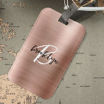 Etiqueta De Bagagem Monograma branco preto branco com Rosa de vidro Do<br><div class="desc">Esta elegante etiqueta de bagagem personalizada apresenta um monograma e primeiro nome em uma escrita moderna a preto e branco sobre um fundo de metal esfregado de rosa dourado de vidro.</div>