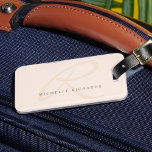 Etiqueta De Bagagem Monograma Elegante Elegante Rosa Suspenso<br><div class="desc">Um logotipo elegante de monograma é apresentado nesta etiqueta de bagagem rosa pálida e pálida com recurso minimalista. Basta editar o texto de exemplo com seus detalhes. Você pode adicionar ou remover linhas de texto conforme necessário para atender às suas necessidades. Se você editar o monograma e achar que ele...</div>