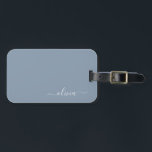 Etiqueta De Bagagem Monograma Moderno Minimalista Dusty Blue Elegante<br><div class="desc">Apresentando nossa Coleção Elegante de Monograma Moderno Minimalista e Dusty: Eleve seu estilo com sofisticação e charme de eterno subestimados. Nossa coleção apresenta designs minimalistas em uma matiz azul suja, aperfeiçoada com monogramas elegantes adaptados ao seu gosto pessoal. De papelaria refinada a acessórios versáteis, cada peça da nossa coleção é...</div>