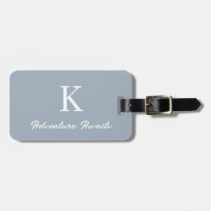 Etiqueta De Bagagem Monogramas Dusty Blue Adventure aguarda o favor do