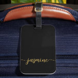 Etiqueta De Bagagem Nome de monograma de garota simples em preto e dou<br><div class="desc">Tag de bagagem personalizada com nome de monograma feminino simples e minimalista em preto e dourado. Este design apresenta seu primeiro nome em um estilo de letra manuscrita bonita com caligrafia de cauda swash (ou tipografia) em dourado sobre fundo preto. Fácil de personalizar. Presente feminino elegante para casamento, chá de...</div>