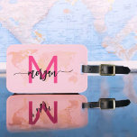Etiqueta De Bagagem Nome do Monograma do Mapa Mundial de Viajantes Ros<br><div class="desc">estilo viagem com a nossa Tag de Bagagem do Mapa Mundial de Viajantes Rosa Quente! Apresentando um vibrante design cor-de-rosa-quente e um plano de fundo do mapa mundial, esta etiqueta é personalizada com o seu nome e monograma numa letra chic. Perfeito para identificar sua bagagem rápida e facilmente, combina moda...</div>