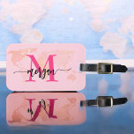 Etiqueta De Bagagem Nome do Monograma do Mapa Mundial de Viajantes Ros<br><div class="desc">estilo viagem com a nossa Tag de Bagagem do Mapa Mundial de Viajantes Rosa Quente! Apresentando um vibrante design cor-de-rosa-quente e um plano de fundo do mapa mundial, esta etiqueta é personalizada com o seu nome e monograma numa letra chic. Perfeito para identificar sua bagagem rápida e facilmente, combina moda...</div>