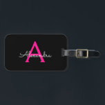 Etiqueta De Bagagem Nome do Monograma Girly Black Script Hot-Pink<br><div class="desc">Monograma Preto e Rosa Quente Adicione seu próprio nome Senha Bagagem Marca de bagagem A etiqueta de sacola faz o doce doce presente de 16 anos,  casamento,  chá de panela,  chá de fraldas ou festa de solteira para alguém que decora seu quarto em estilo.</div>