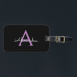 Etiqueta De Bagagem Nome do Monograma Girly de Script Preto Roxo<br><div class="desc">Monograma preto e roxo Adicione seu próprio nome Saco de bagagem A etiqueta de sacola faz o doce doce presente de 16 anos,  casamento,  chá de panela,  chá de fraldas ou festa de solteira para alguém decorando seu quarto em estilo.</div>