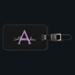 Etiqueta De Bagagem Nome do Monograma Girly de Script Preto Roxo<br><div class="desc">Monograma preto e roxo Adicione seu próprio nome Saco de bagagem A etiqueta de sacola faz o doce doce presente de 16 anos,  casamento,  chá de panela,  chá de fraldas ou festa de solteira para alguém decorando seu quarto em estilo.</div>