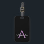 Etiqueta De Bagagem Nome do Monograma Girly de Script Preto Roxo<br><div class="desc">Monograma Roxo e Preto Adicione seu próprio Travesseiro de Assinatura de Script de Nome. A etiqueta de mala faz o doce doce presente de 16 anos,  casamento,  chá de panela,  chá de fraldas ou festa de solteira para alguém que ama um estilo elegante e moderno.</div>