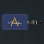 Etiqueta De Bagagem Nome Moderno do Monograma de Script Girly Dourado<br><div class="desc">Marinho Azul e Monograma Dourado Adicione seu próprio nome Scripts Luz Bag Tag A etiqueta da bolsa faz o doce doce presente de 16 anos,  casamento,  chá de panela,  chá de fraldas ou festa de solteira para alguém decorando seu quarto em estilo.</div>