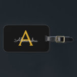 Etiqueta De Bagagem Nome Moderno do Monograma de Script Menino Dourado<br><div class="desc">Monograma Preto e Dourado Adicione seu próprio nome,  Senha de bagagem A etiqueta de sacola faz o doce doce presente de 16 anos,  casamento,  chá de panela,  chá de fraldas ou festa de solteira para alguém decorando seu quarto em estilo.</div>