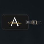 Etiqueta De Bagagem Nome Moderno do Monograma de Script Menino Dourado<br><div class="desc">Monograma Preto e Dourado Adicione seu próprio nome,  Senha de bagagem A etiqueta de sacola faz o doce doce presente de 16 anos,  casamento,  chá de panela,  chá de fraldas ou festa de solteira para alguém decorando seu quarto em estilo.</div>
