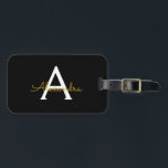 Etiqueta De Bagagem Nome Moderno do Monograma de Script Menino Dourado<br><div class="desc">Monograma Preto e Dourado Adicione seu próprio nome,  Senha de bagagem A etiqueta de sacola faz o doce doce presente de 16 anos,  casamento,  chá de panela,  chá de fraldas ou festa de solteira para alguém decorando seu quarto em estilo.</div>