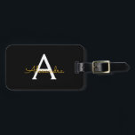 Etiqueta De Bagagem Nome Moderno do Monograma de Script Menino Dourado<br><div class="desc">Monograma Preto e Dourado Adicione seu próprio nome,  Senha de bagagem A etiqueta de sacola faz o doce doce presente de 16 anos,  casamento,  chá de panela,  chá de fraldas ou festa de solteira para alguém decorando seu quarto em estilo.</div>