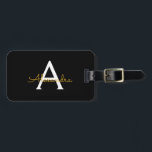 Etiqueta De Bagagem Nome Moderno do Monograma de Script Menino Dourado<br><div class="desc">Monograma Preto e Dourado Adicione seu próprio nome,  Senha de bagagem A etiqueta de sacola faz o doce doce presente de 16 anos,  casamento,  chá de panela,  chá de fraldas ou festa de solteira para alguém decorando seu quarto em estilo.</div>