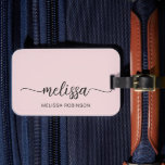 Etiqueta De Bagagem Nome Monograma em Script Rosa de Vergonha Feminina<br><div class="desc">Marca de mala personalizada simples minimalista feminino rosa blush monograma nome assinatura script. Este design apresenta seu primeiro nome em um estilo de letra manuscrita bonita com rabiscos na fonte de caligrafia assinatura (ou tipografia) e nome completo em fundo rosa poeira ou rosa blush pastel claro. Estas são fáceis de...</div>