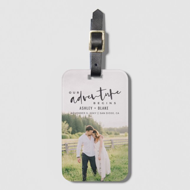 Etiqueta De Bagagem Nossa Aventura Começa Script Foto Salvar Data (Frente Vertical)