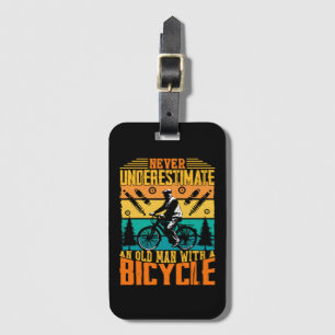 Etiqueta De Bagagem Nunca Subestime um Homem Velho numa Bicicleta