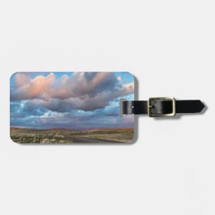 Etiqueta De Bagagem Nuvens do Pôr do Sol Sobre a Estrada de Cascalho d