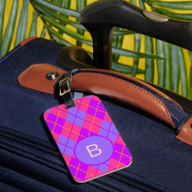 Etiqueta De Bagagem Padrão de Argyle Rosa e Azul Brilhante Monograma (Frente Insitu 1)