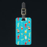 Etiqueta De Bagagem Padrão de coquetel no fundo do chá<br><div class="desc">Padrões sem costura com bebidas alcoólicas coquetéis de martini margarita tequila vodka ilustração vetorial © e ® Bigstock® - Todos os Direitos Reservados.</div>