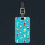 Etiqueta De Bagagem Padrão de coquetel no fundo do chá<br><div class="desc">Padrões sem costura com bebidas alcoólicas coquetéis de martini margarita tequila vodka ilustração vetorial © e ® Bigstock® - Todos os Direitos Reservados.</div>